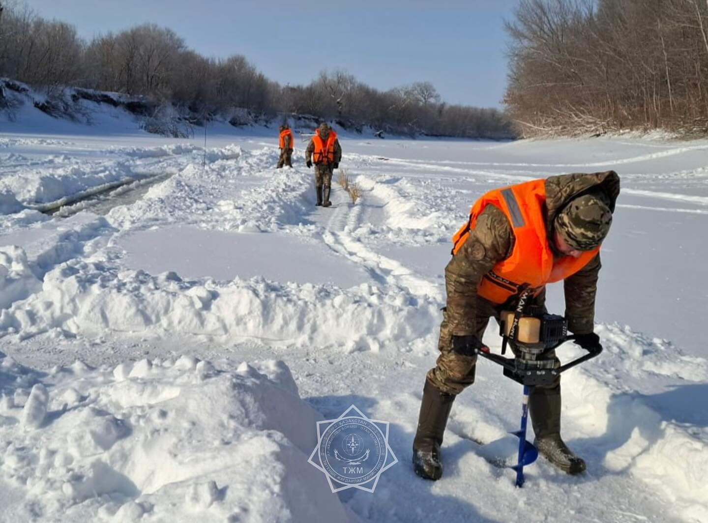 Около тысячи метров льда пропилили спасатели на реках ЗКО
